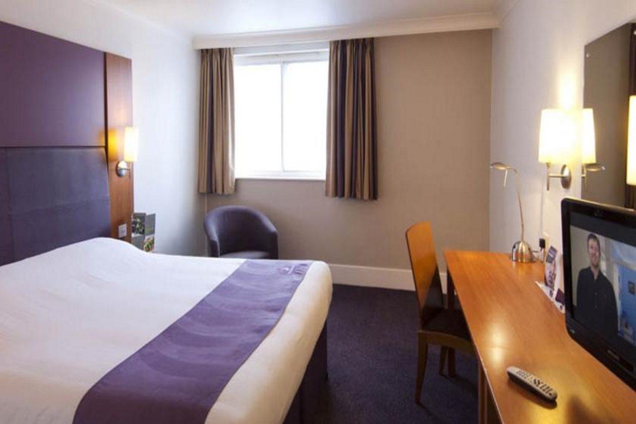 Premier Inn Pontypool Buitenkant foto