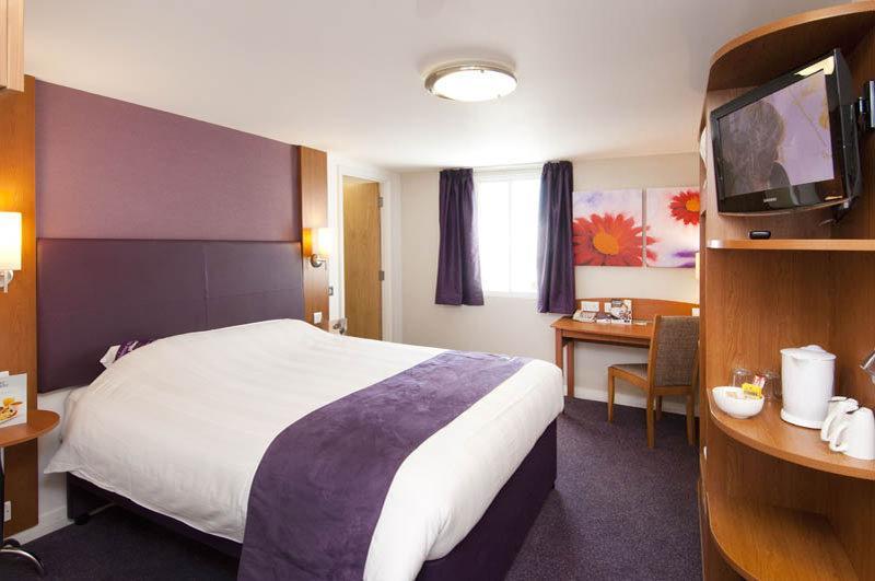 Premier Inn Pontypool Buitenkant foto