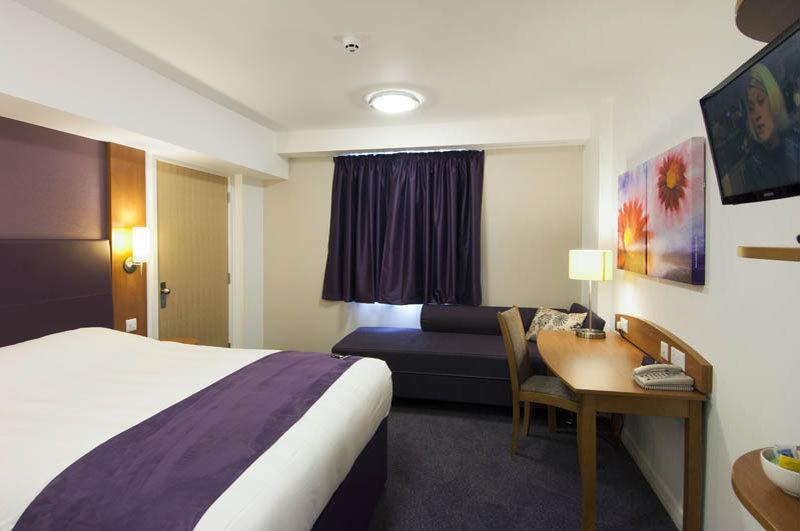 Premier Inn Pontypool Buitenkant foto